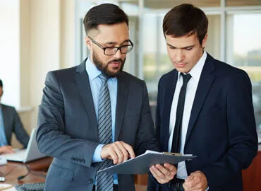 Provides expertise on legal matters and compliance. - 雷速